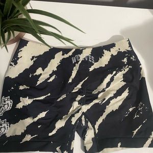 Darc sport She our loyalty katya seamless shorts In black/tan native camo